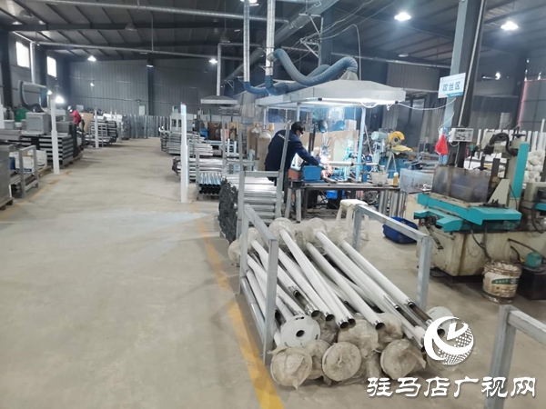 汝南县板店乡 扶贫车间忙复工促生产，通讯设备技术研究赋能乡村振兴